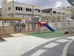 הבניין בתמונה הוא בית פרטי