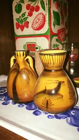 מגש ושני פכים קטנים מקרמיקה תוצרת חברת "לפיד" מאוסף ארבל לוי