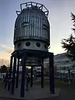 תא ענק ואפור עם רגליים גדולות שמרחיקות אותו מהקרקע