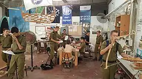 תלמידי בית הספר לקציני ים עכו ממגמת מדעי הים, מתנסים בשיטות בנייה עתיקות בחדר המלאכה של בית הספר